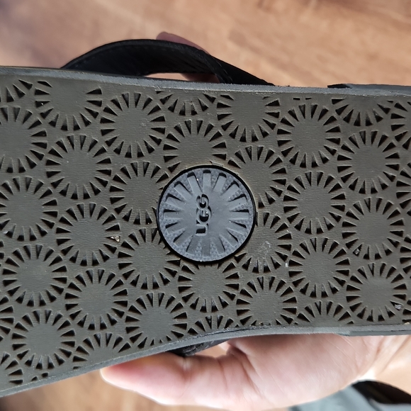 UGG BENNISON Sandal Sz 9.5 - Picture 2 of 6